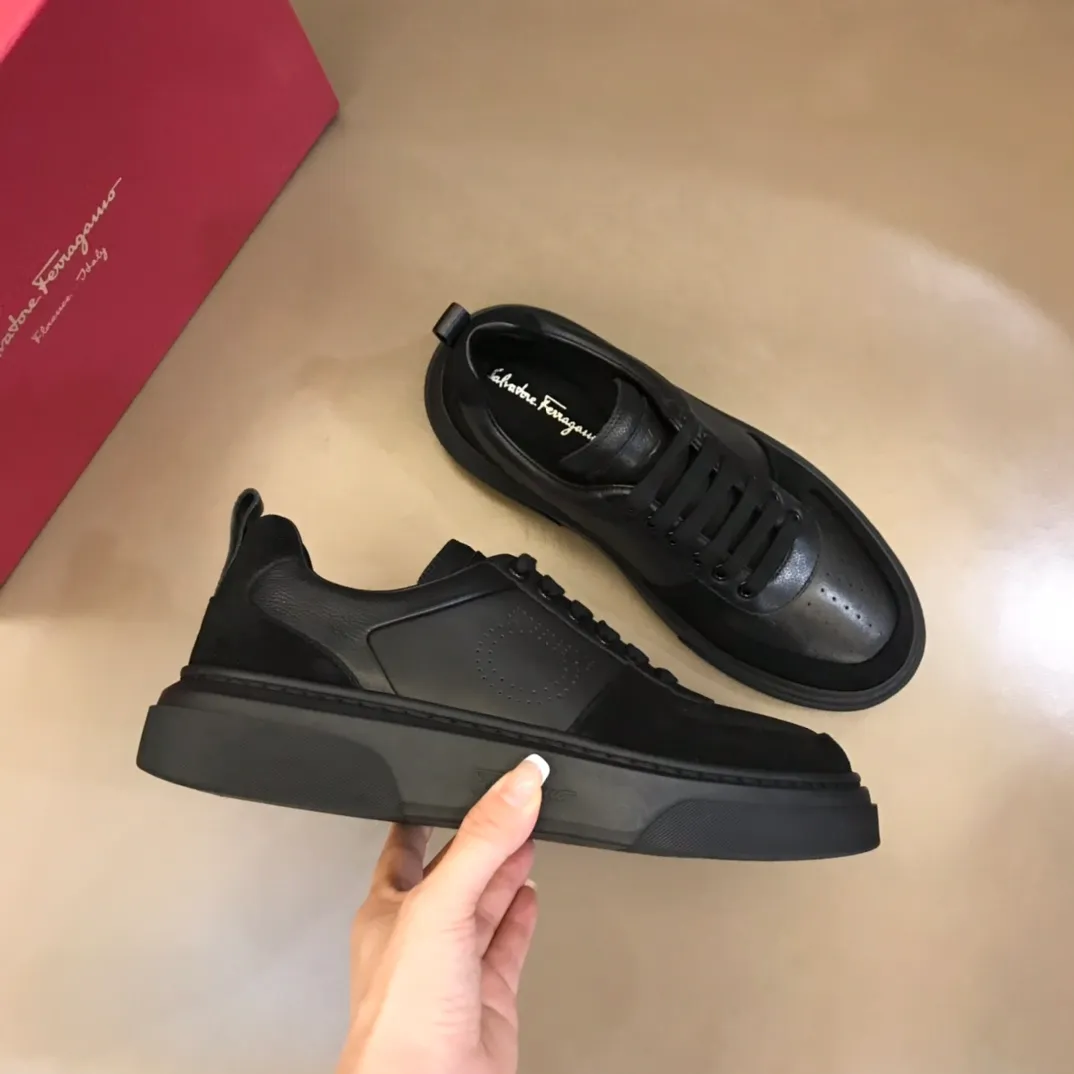 p420 "Salvatore Ferraga**" men's low-cut fashion sneakers. This casual shoe has a novel structure and is made of soft calfskin. The contrasting color elements on the upper highlight the bold and avant-garde atmosphere. The first-layer cowhide lining is high-end and comfortable. Energetic and fresh, these shoes can be worn with casual looks or add a touch of street style to elegant trousers.  Size: 38-44
